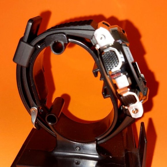 Casio G-SHOCK GM110-1A Stainless Steel Black Rubber Strap. - Picture 4 of 6